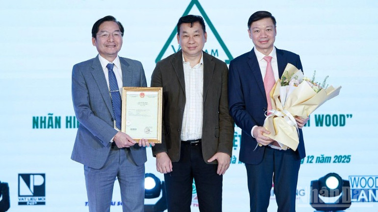 Đại diện Cục Sở hữu trí tuệ đã trao Giấy chứng nhận nhãn hiệu trước sự chứng kiến của lãnh đạo các bộ, ngành, hiệp hội và cộng đồng doanh nghiệp.